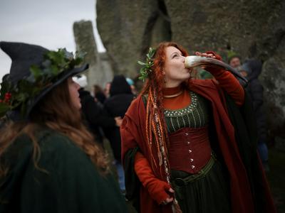 Več tisoč ljudi v Stonehengu pričakalo sončni vzhod ob zimskem solsticiju