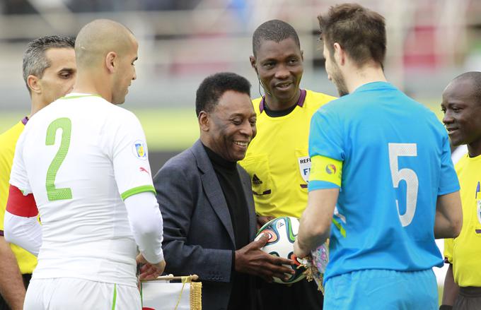 Na gostovanju Slovenije v Alžiriji (2014) se je srečal z legendarnim Brazilcem Pelejem. | Foto: Reuters