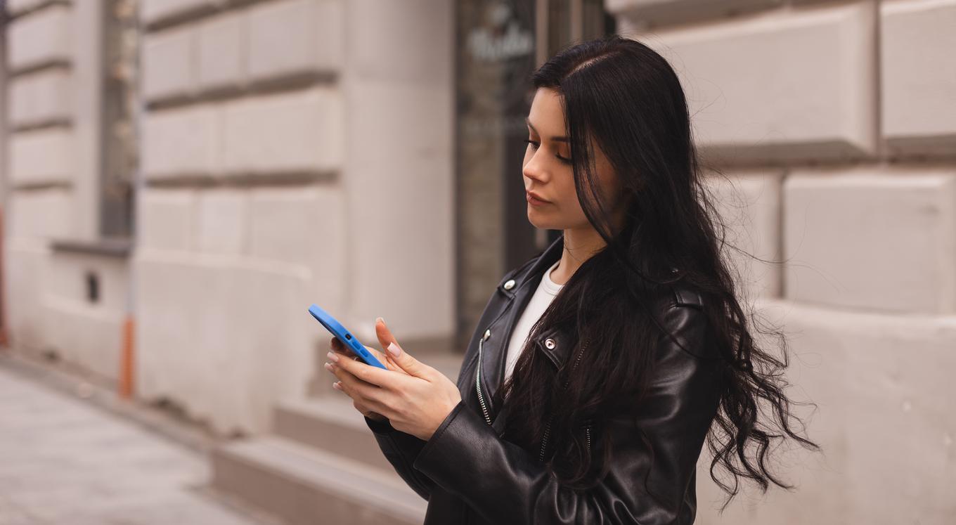 Vse višje globe za pešce s telefonom v roki