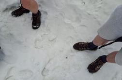 Tuja pohodnika sta v taki opravi šla v gore. To je sledilo.