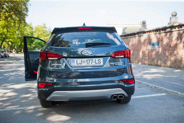 Tipična SUV pojava santa feja je dovolj privlačno oblikovana, da ne zaostaja za uveljavljenimi in dražjimi premium vozili. | Foto: Bojan Puhek
