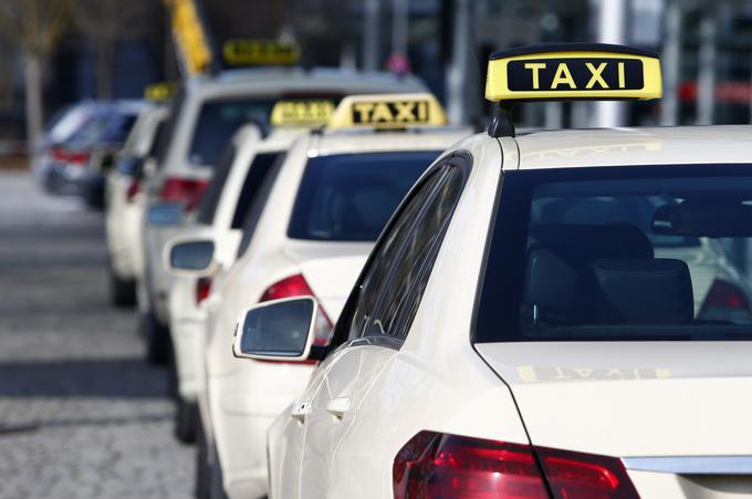 Taksi službe se začenjajo konkurenci prilagajati s tem, da ustvarjajo svoje aplikacije, ki naj bi naročanje naredile bolj pregledno in privlačno. | Foto: Reuters