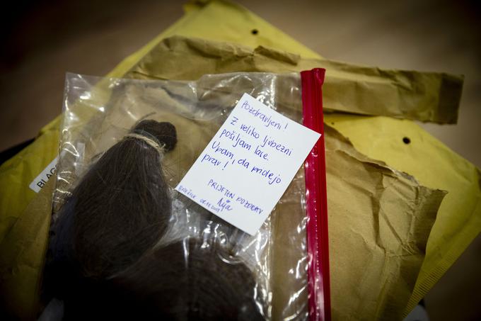 Darovalci las v pisemce običajno priložijo še prisrčno sporočilo. | Foto: Ana Kovač