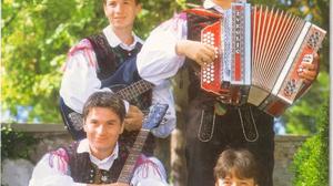 Prepoznate ta narodnozabavni ansambel? Tako so bili videti pred 25 leti.