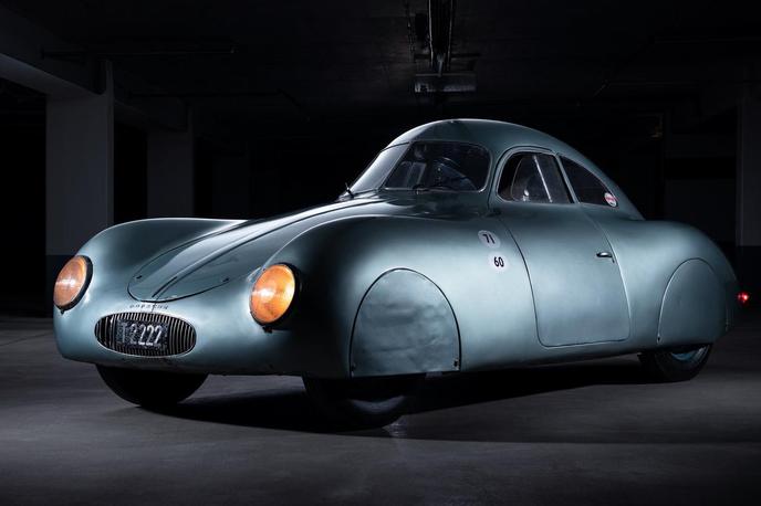 Porsche type 3 | Tretjega type 64 so izdelali na podlagi šasije prvega avtomobila, ki ga je poleti leta 1940 v nesreči poškodoval eden izmed vodilnih menedžerjev Volkswagna. Uporabljala sta ga tako Ferdinand kot Ferry Porsche, tretji izdelani avtomobil pa je kot edini preživel drugo svetovno vojno. | Foto RM Sotheby's