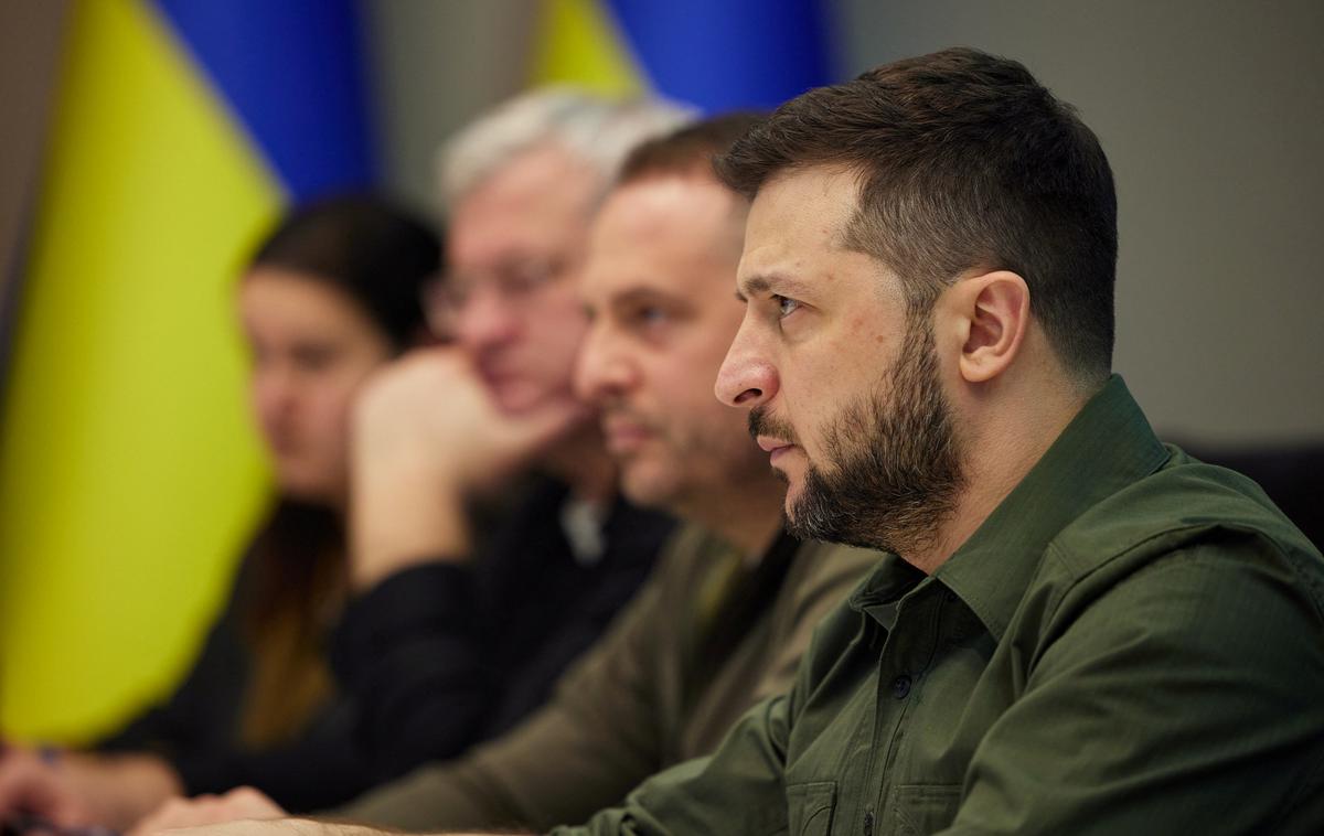 Zelenski | Ukrajinski predsednik Volodimir Zelenski je sicer že pred rusko invazijo ukinil nekatere televizijske postaje, ki so veljale za proruske, in ukazal blokado določenih spletnih strani z novicami, pri čemer je zaobšel vse pravne postopke. | Foto Reuters