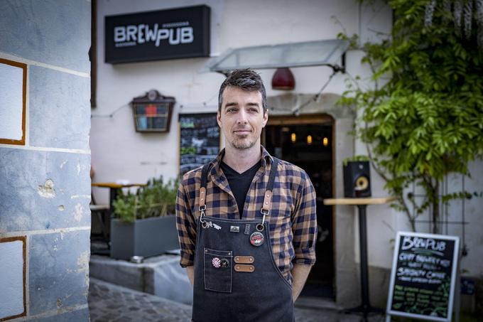 Kmalu bo minilo leto, odkar sta s prijateljem na Lentu odprla lokal, ki deluje pod sloganom: "Pridite na kavo, ostanite na pivu." | Foto: Ana Kovač