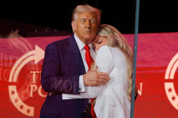Trump je Eriko Kirk tesno objel.  | Foto: Reuters