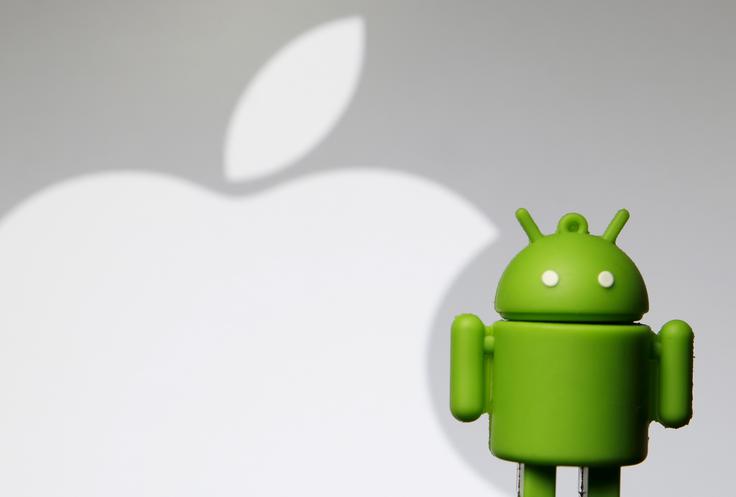 Mnogi tržni analitiki in poznavalci področja v času predstavitve Androida pametnega telefona iPhone še niso jemali resno in napovedovali, da bo največji boj na mobilnem trgu v prihodnjih letih potekal med Googlom oziroma Androidom in Microsoftom ali Nokio, ne med Googlom in Applom (na fotografiji), ki je ustvaril iPhone.  | Foto: Reuters