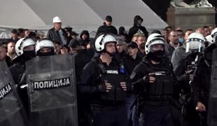 Napeto v Beogradu: pirotehnična sredstva in topovski izstrelki nad državljane #video