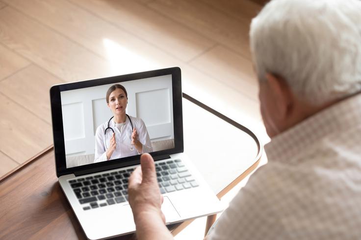 Trendi digitalizacije so pospešili zanimanje starejših za uporabo digitalnih tehnologij, saj tako lažje pridejo do storitev, ki so zanje pomembne ali celo nujne. | Foto: Getty Images