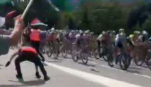 Na Vuelti spet udarili protestniki, Italijan pristal na tleh #video