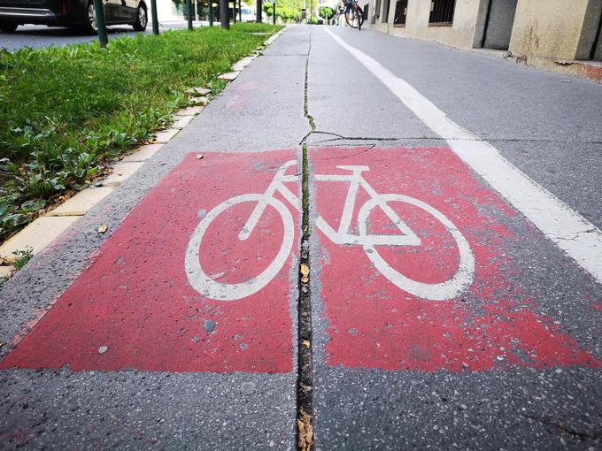 Kolesarske steze so v Ljubljani ozke, marsikje pa tudi v slabem stanju. Slaba novica ob dejstvu, da se bo število njihovih uporabnikov le še povečevalo. | Foto: Gregor Pavšič