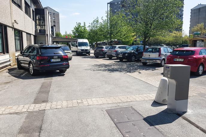 Parkirišče zapornica | Tudi v Sloveniji je večina avtomobilov najpogosteje parkirana. Se bo to v prihodnje tudi med Slovenci, ki so osebno zelo navezani na svoj lastniški avto, lahko spremenilo? | Foto Gašper Pirman