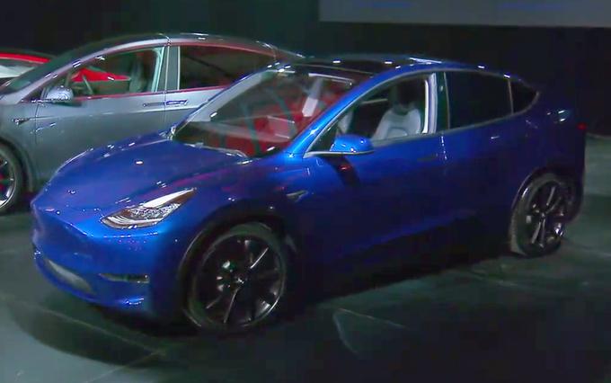 Novi tesla model Y na odru v oblikovalskem studiu Tesle v kalifornijskem Freemontu. | Foto: 