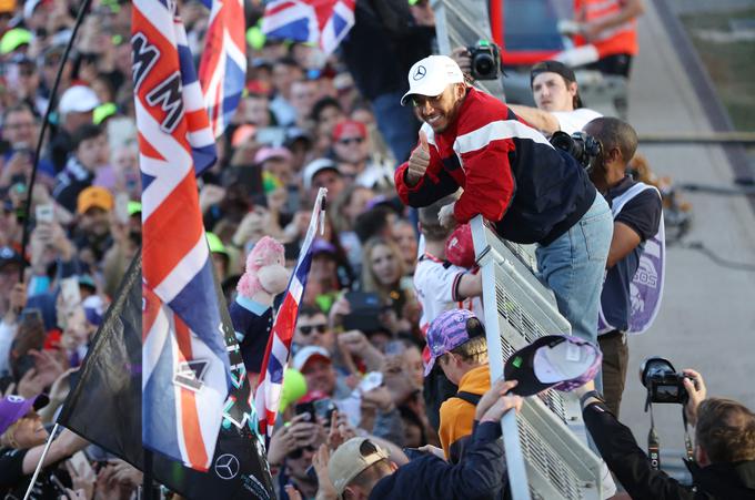 Lewis Hamilton je po dirki nekaj časa namenil še svojim navijačem. | Foto: Reuters