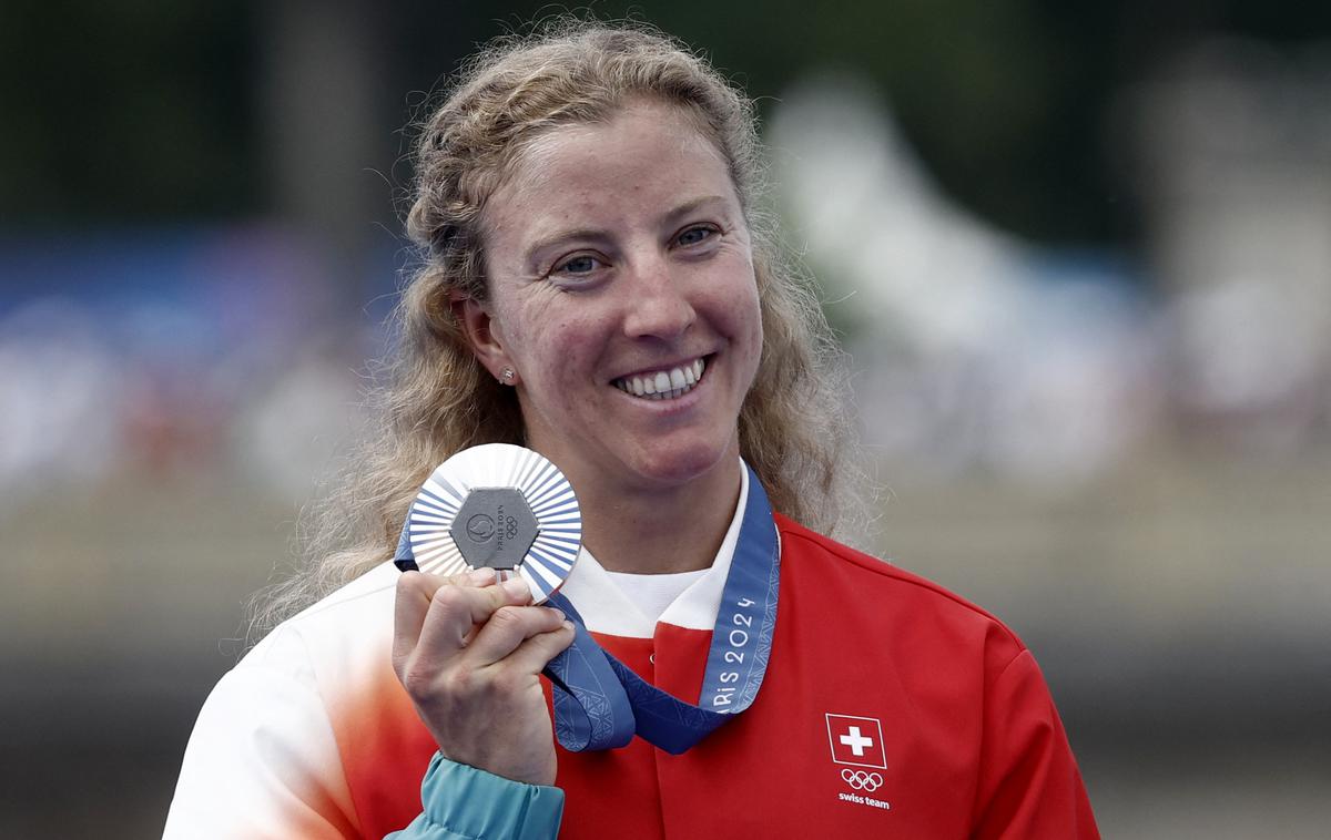 Julie Derron, | Udeležba trenerja srebrne Julie Derron dviguje prah. | Foto Reuters