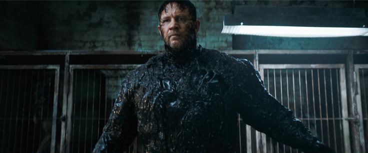 Tom Hardy kot Eddie Brock, ko ga prevzema Venom. | Foto: Con Film