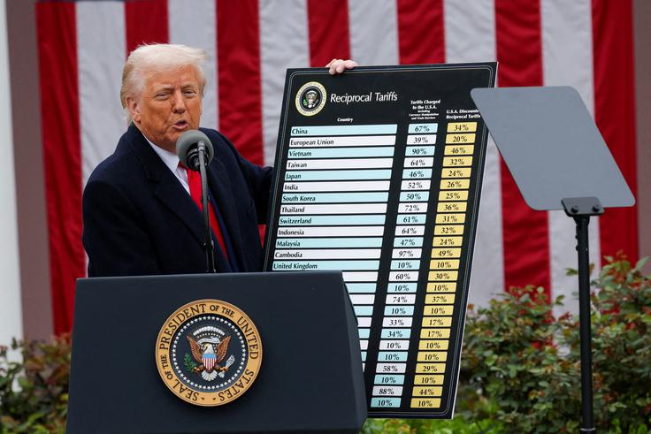 Trumpove javne predstave, kot je bil t. i. dan osvoboditve 4. aprila letos, ko je proti skoraj vsem državam na svetu napovedal carinsko vojno, so del njegove pogajalske taktike. | Foto: Reuters