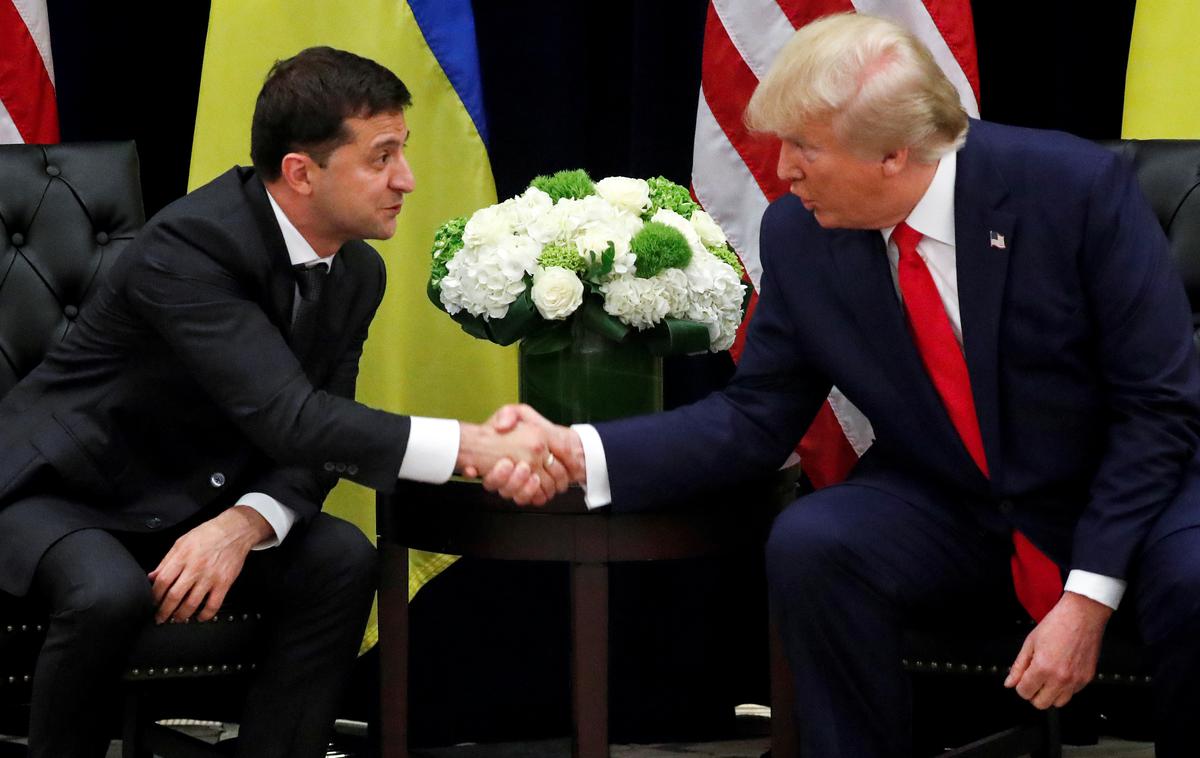 Volodimir Zelenski in Donald Trump | Uslužbenka Pentagona je potrdila navedbe, da je ameriški predsednik Donald Trump pritiskal na ukrajinskega predsednika Volodimirja Zelenskega, naj uvede preiskavo proti njegovemu političnemu tekmecu Joeju Bidnu. | Foto Reuters
