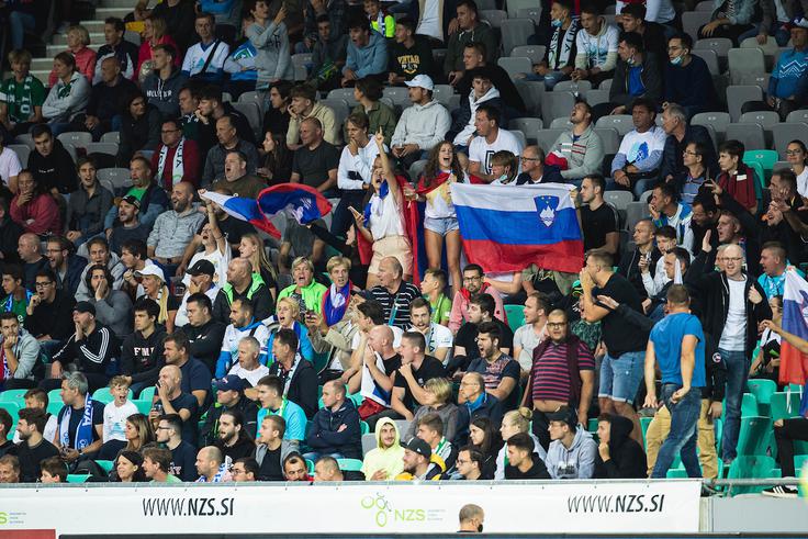 Dvoboj v Stožicah si je po podatkih prirediteljev ogledalo 4.034 gledalcev. Vsi so morali upoštevati pogoj PCT. | Foto: Grega Valančič/Sportida