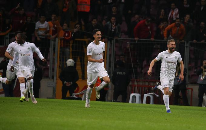 Tako se je veselil po zadetku v Istanbulu, ko jo je zagodel turškemu velikanu Galatasarayju. V Turčiji je odigral šest sezon in pol ter se v vsaki vpisal vsaj enkrat med strelce. Skupno je v turškem prvenstvu prispeval kar 17 zadetkov, kar je imenitna številka za branilca. | Foto: Guliverimage/Vladimir Fedorenko