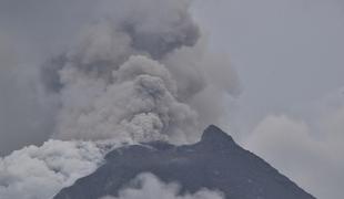 Izbruhi vulkana v Indoneziji ovirajo mednarodne polete #video