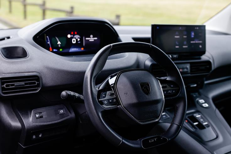 Peugeot i-Cockpit dvigne voznikove merilnike v linijo pogleda, za večjo osredotočenost na cesto. Digitalna instrumentna plošča in osrednji zaslon zagotavljata intuitivno upravljanje in tehnologijo višjega razreda. | Foto: P Automobil Import