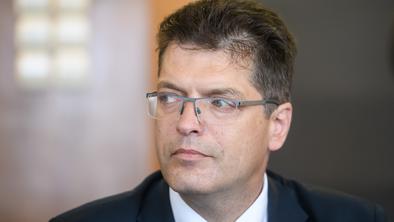 Janez Lenarčič tarča kritik zaradi solidarnosti EU ob strmoglavljenju Raisijevega helikopterja