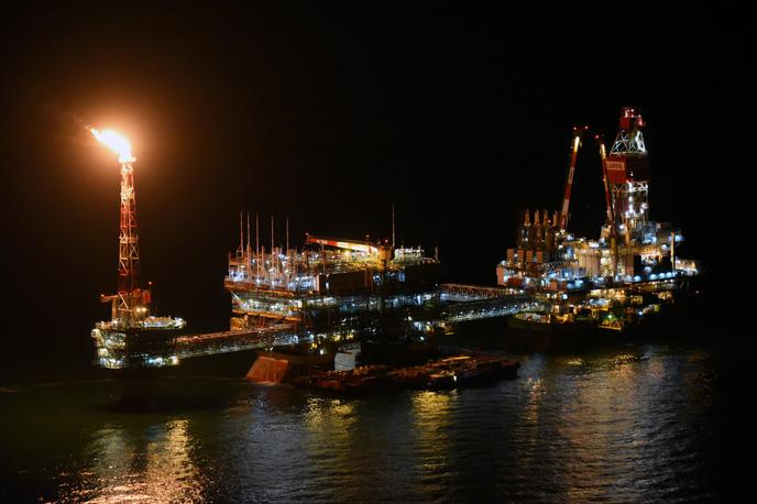 Naftna ploščad | Ukrajinske sile so zadele naftno ploščad Filanovski, ki je v lasti ruskega naftnega podjetja Lukoil. | Foto Profimedia