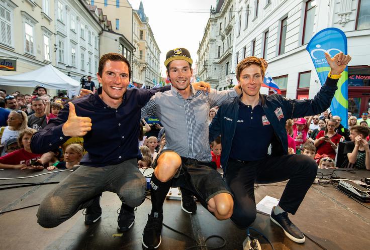 Slovenskim kolesarskim asom Polancu, Rogliču in Tadeju Pogačarju so slovenski ljubitelji kolesarstva v Ljubljani pripravili bučen sprejem. | Foto: Vid Ponikvar/Sportida