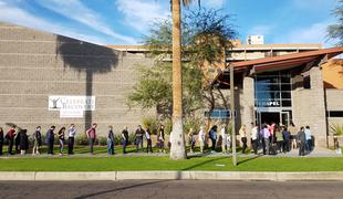 Utrip z volišča v Phoenixu: večina za Hillary Clinton