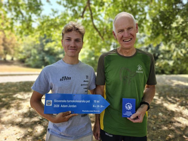 Adamu Jordanu je čestital in predal posebno spominsko usmerjevalno tablo in Dnevnik STKP tudi idejni oče STKP Jože Rovan. | Foto: Manca Ogrin/PZS