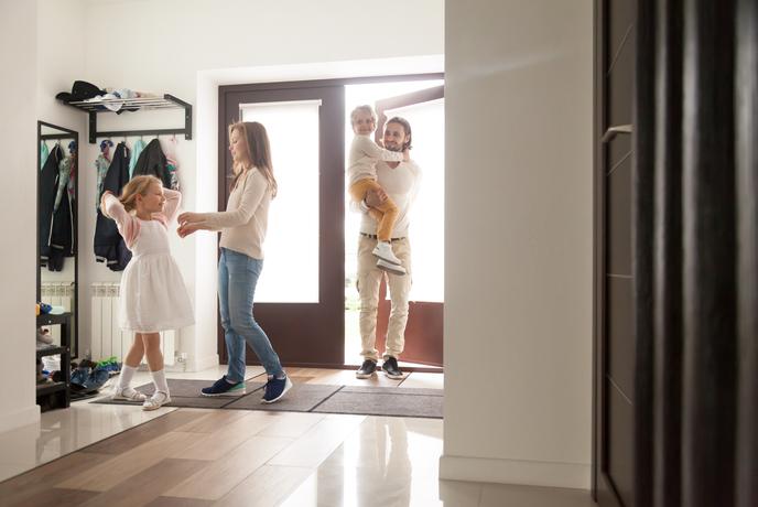 Borzne cene gor, računi mirujejo: kaj se v resnici dogaja