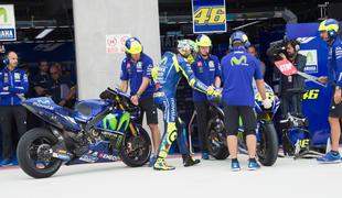 Rossi bo zaradi zlomljene noge na dirki še kako trpel #video