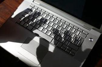 Računovodja denar nakazoval sebi in na račun sorodnic