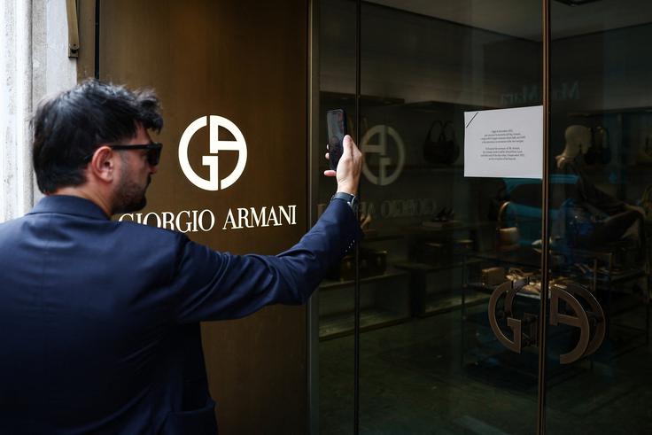 Giorgio Armani je umrl nekaj tednov pred praznovanjem 50-letnice svoje modne hiše na Milanskem tednu mode. | Foto: Reuters