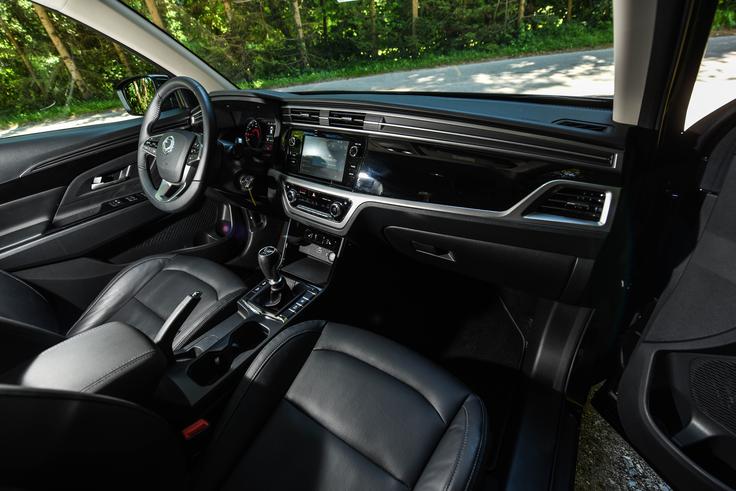 Voznikov prostor: usnjen volan s stikali na prečkah, merilnika z vmesnim zaslonom, osempalčni osrednji zaslon s kamero, povezljiv s sistemi Android auto, Apple CarPlay in BlueTooth. In česa nikoli ne spregledamo? Dobre stare ročne zavore. | Foto: Gašper Pirman