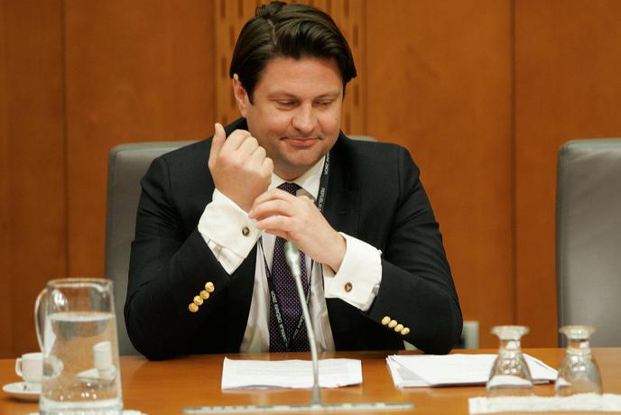 Nekoč upravljal cerkveno premoženje, danes ga lovijo upniki