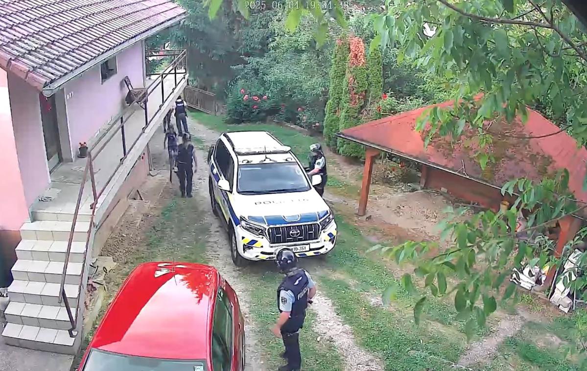 Dolenjska, incident, policija, kraja, drva | Policistom so se kasneje pridružile še dodatne policijske patrulje.  | Foto Facebook/Robert Rostohar