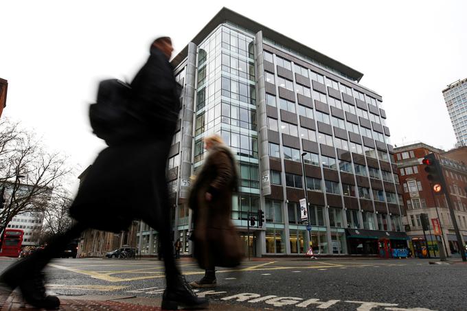 Poslopje v Londonu, v katerem ima sedež podjetje Cambridge Analytica. Britanski preiskovalci so na vrata prostorov Cambridge Analytice zaradi suma, da so v zgradbi dokazi o več kaznivih dejanjih, potrkali v ponedeljek zvečer.  | Foto: Reuters