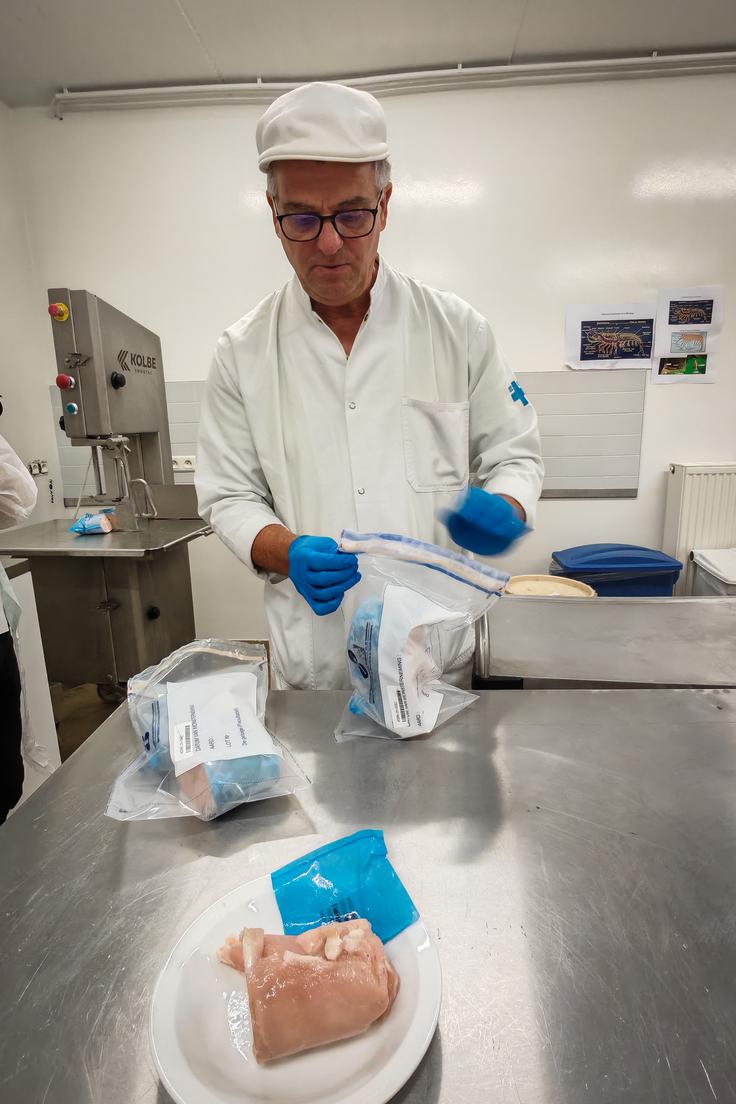 Za laboratorijske preiskave je inšpektor pripravil dva vzorca.  | Foto: Ksenija Mlinar