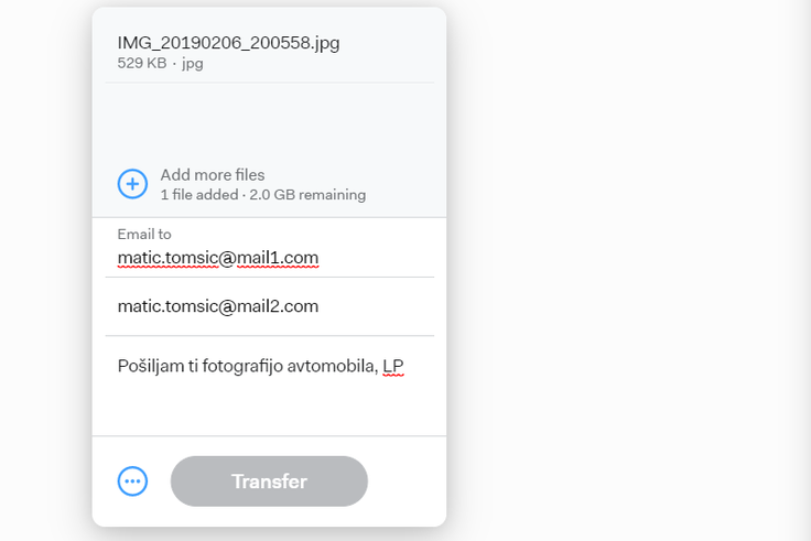 Spletna stran wetransfer.com je zelo neposredna in uporabniku takoj ponudi obrazec za nalaganje in pošiljanje datotek. Wetransfer.com je sicer na seznamu najpogosteje obiskanih spletnih strani glede na specifično storitev, ki jo ponuja, zelo visoko in sicer na 230. mestu. | Foto: Matic Tomšič / Posnetek zaslona