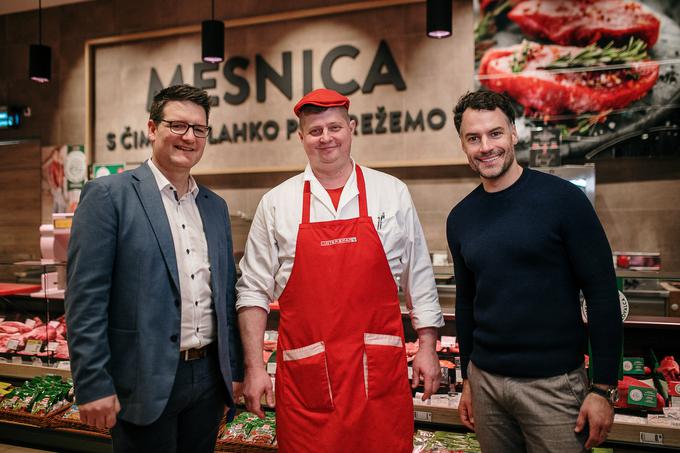 Vodja mesa in mesnin v Sparu Uroš Čelebić je TV-voditelju Davidu Urankarju razložil, zakaj je meso slovenskega porekla, ki ga lahko kupimo v Sparovi mesnici, tako kakovostno.  | Foto: SPAR