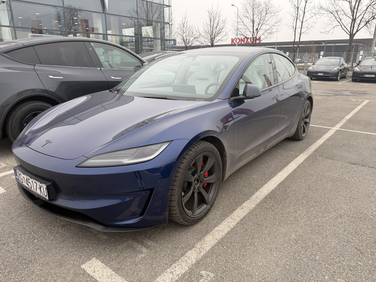 Vsaka nova tesla bi teoretično lahko vozila samodejno. | Foto: Gregor Pavšič
