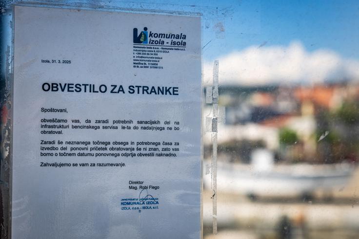 Davor Ivković, ribič Na vratih nekdanjega bencinskega servisa Petrol v izolskem mandraču je obvestilo, v katerem piše, da bo bencinski servis zaprt do nadaljnjega. | Foto: Gaja Hanuna