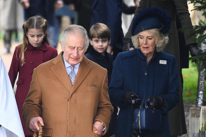 Novi britanski kralj, ki je na prestol sedel, potem ko je njegova mama Elizabeta II. umrla 8. septembra po rekordno dolgi sedemdesetletni vladavini, je v božičnem nagovoru še dejal, da sta s pokojno materjo "delila prepričanje o izjemni sposobnosti vsakega človeka, da se z dobroto in sočutjem dotakne življenja drugih". | Foto: Reuters