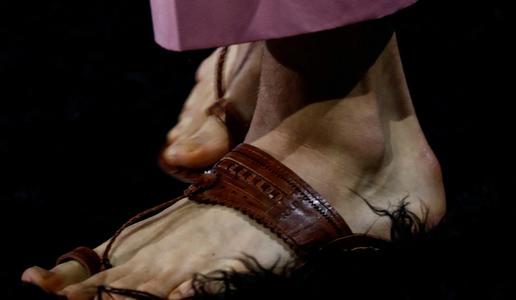Prada s svojimi novimi sandali razburila Indijce #video