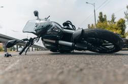 Voznica odvzela prednost motoristu, njegovo življenje je ogroženo