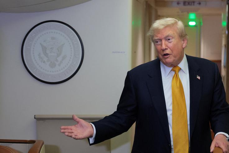 Na vprašanja novinarjev je Trump odgovarjal na krovu predsedniškega letala. | Foto: Reuters